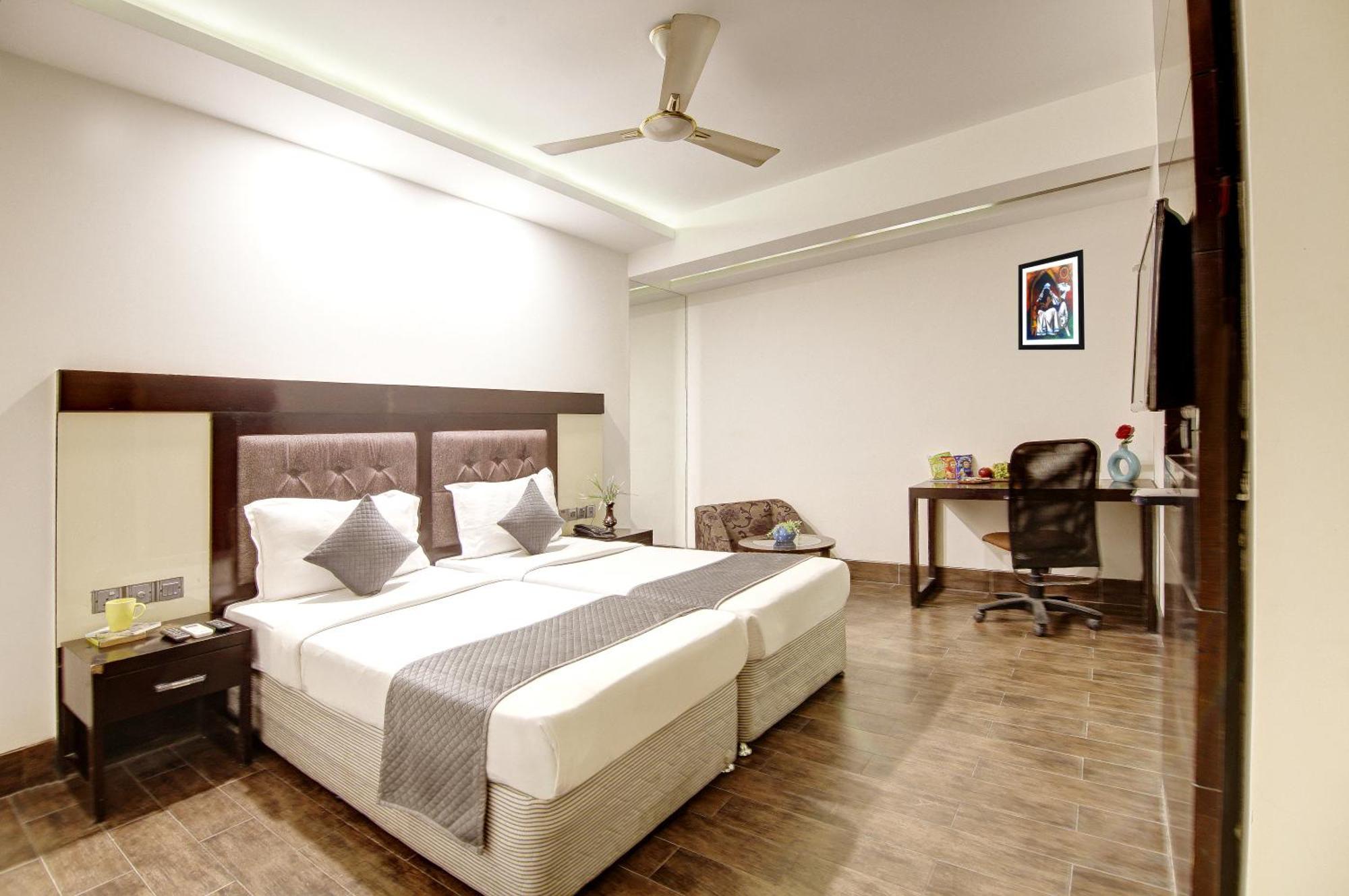 Hotel Good Times Near Ganga Ram Hospital And Karol Bagh Metro デリー エクステリア 写真