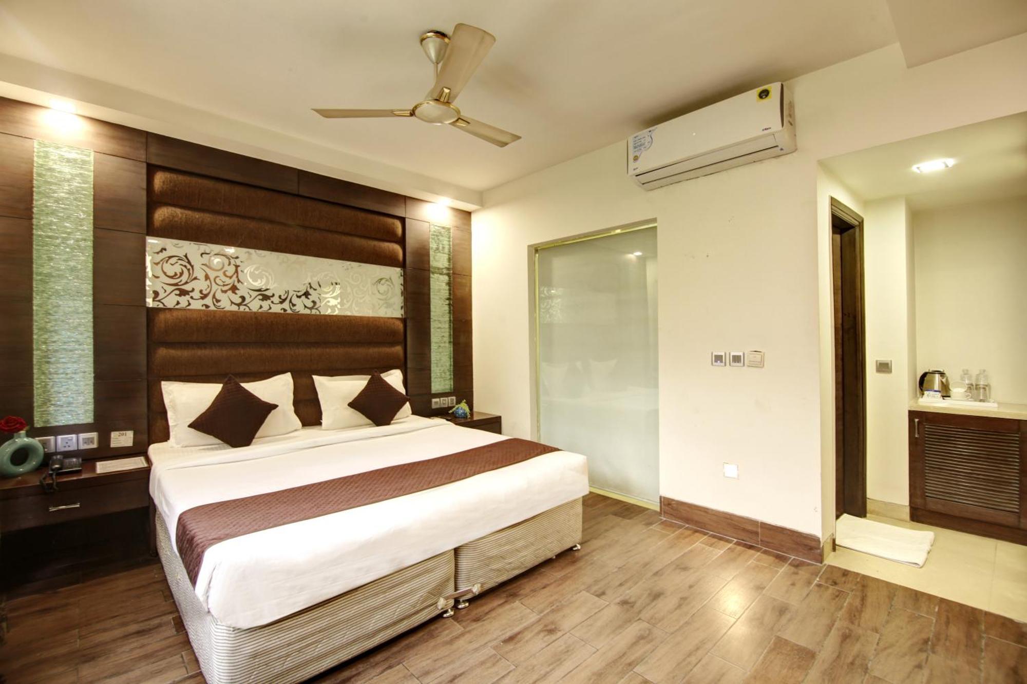 Hotel Good Times Near Ganga Ram Hospital And Karol Bagh Metro デリー エクステリア 写真