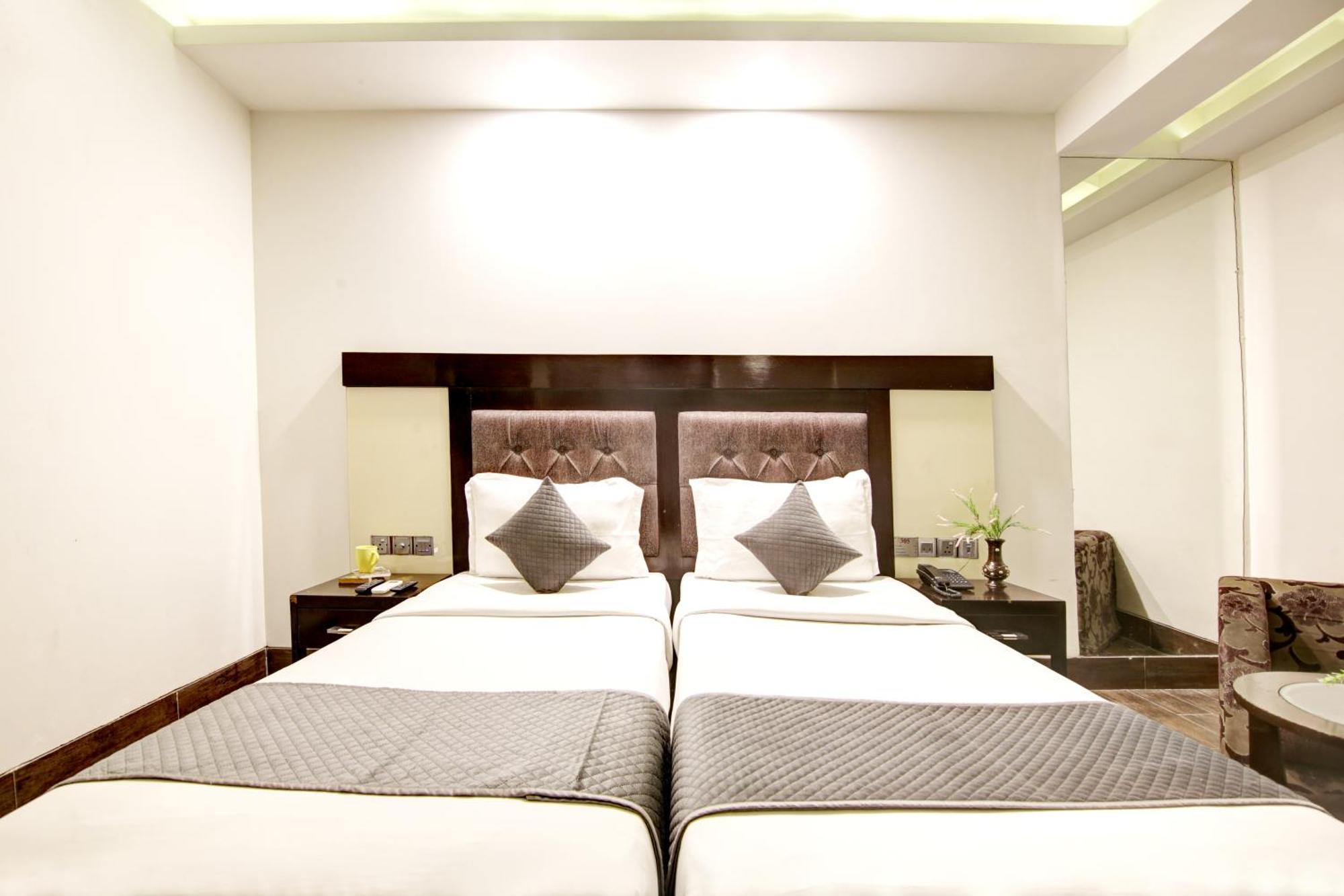 Hotel Good Times Near Ganga Ram Hospital And Karol Bagh Metro デリー エクステリア 写真