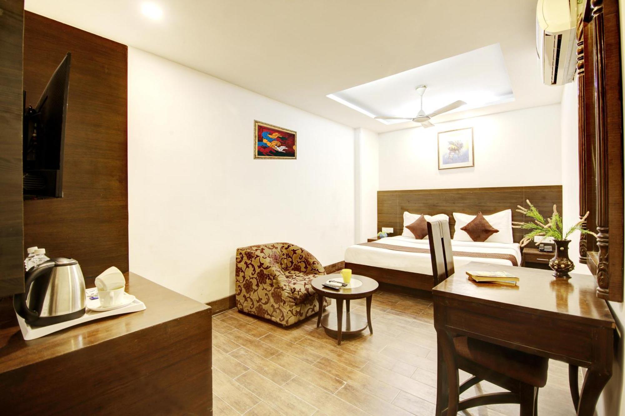 Hotel Good Times Near Ganga Ram Hospital And Karol Bagh Metro デリー エクステリア 写真
